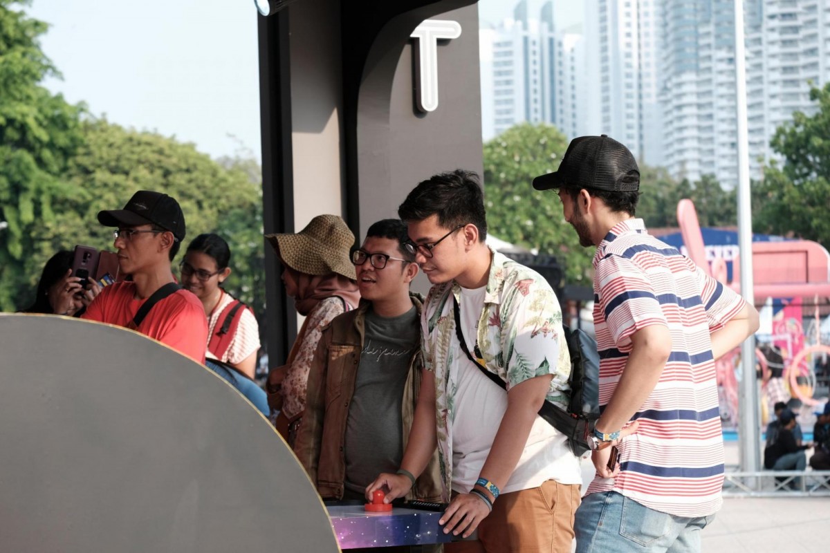 Pengunjung sedang bermain Air Hockey